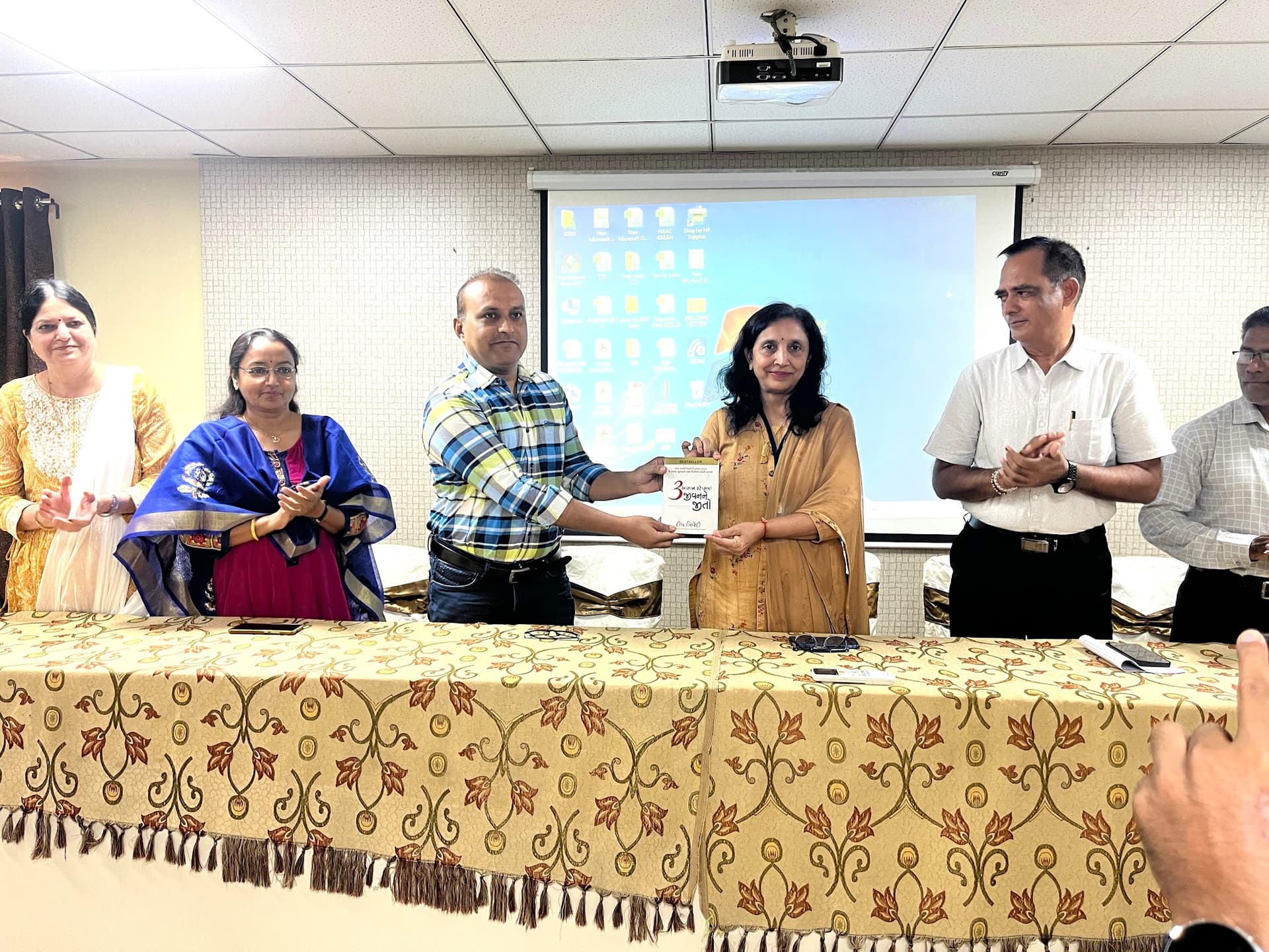 BEST STOCK MARKET CLASS - share market training in surat india stock market courses institute