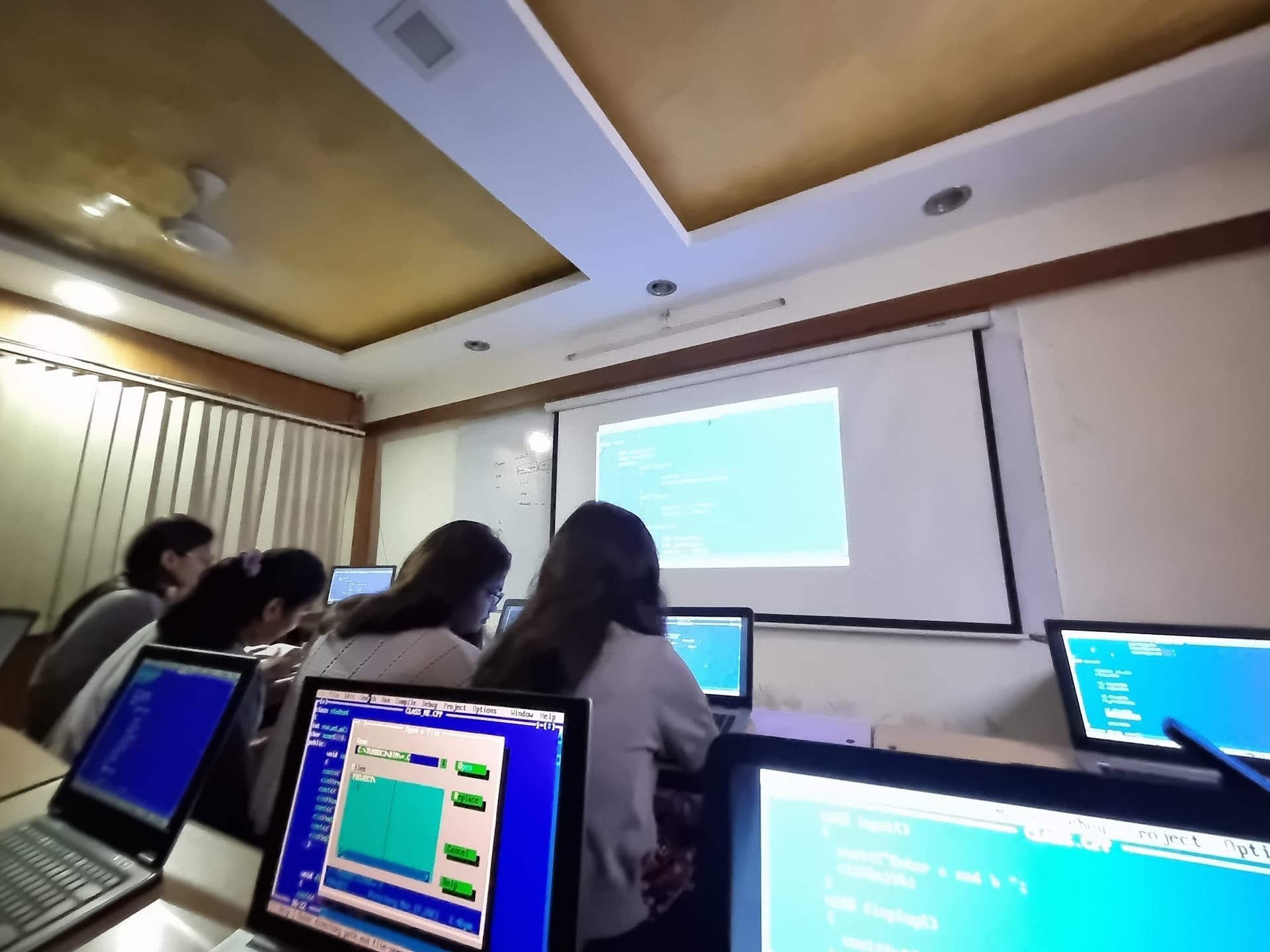 BYTE COMPUTERS BCA TUITION CLASSES ( BSCIT / BSCCS / DIPLOMA / PROJECT FOR FINAL SEMESTER)