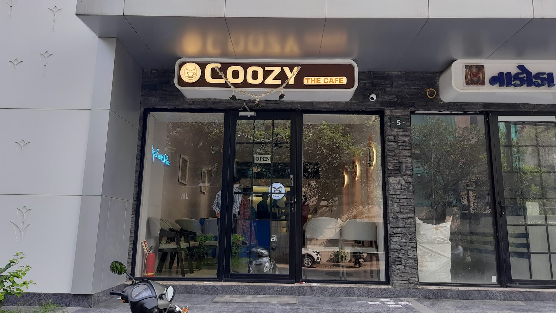 Coozy The Cafe