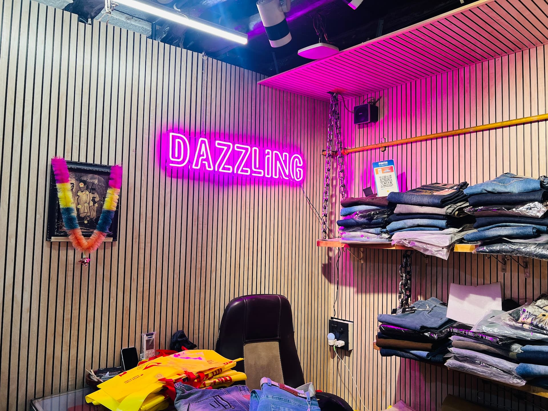 DAZZLING THE FASHION HUB