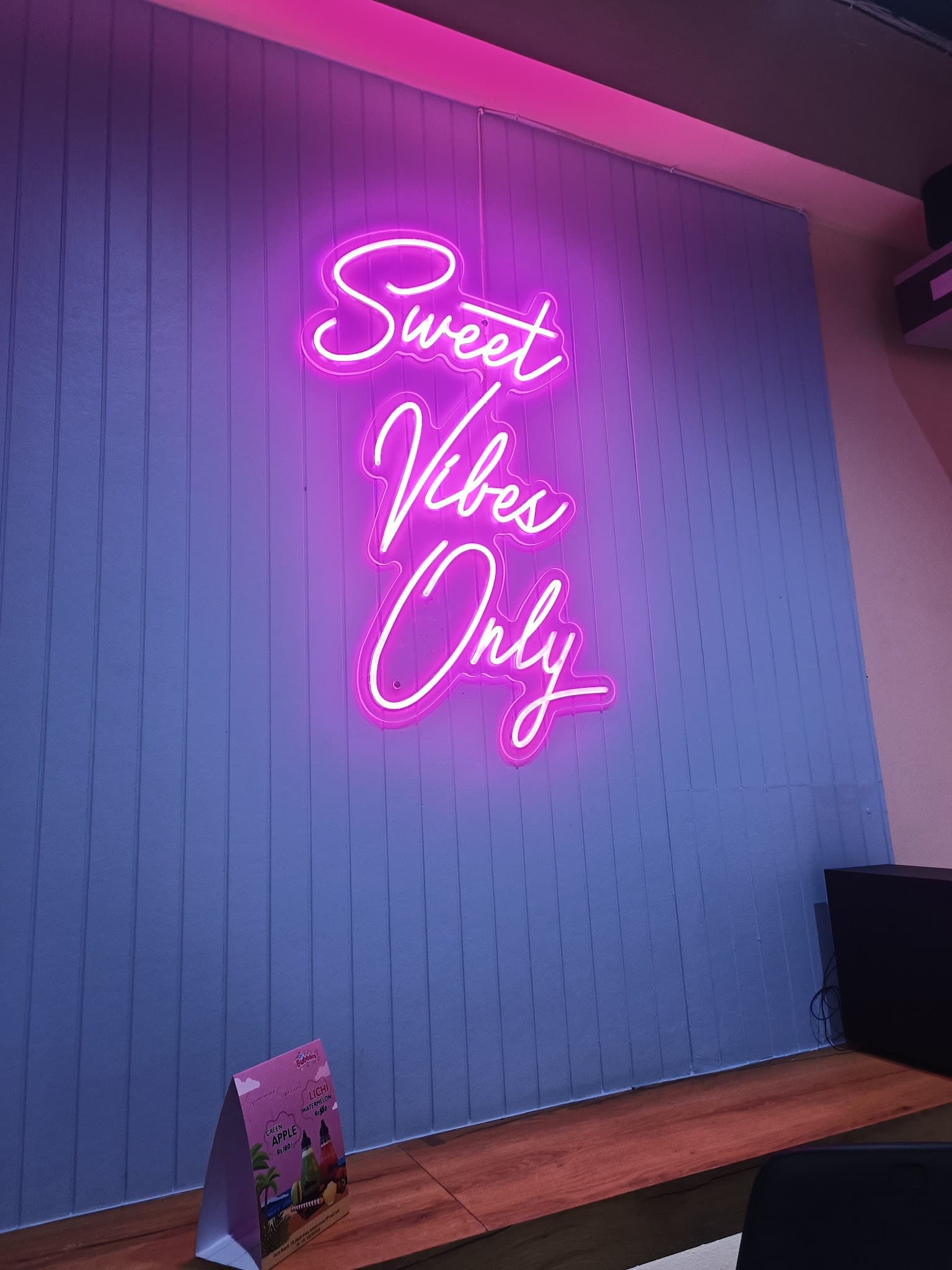 Dr. Bubbles waffles & bubble tea