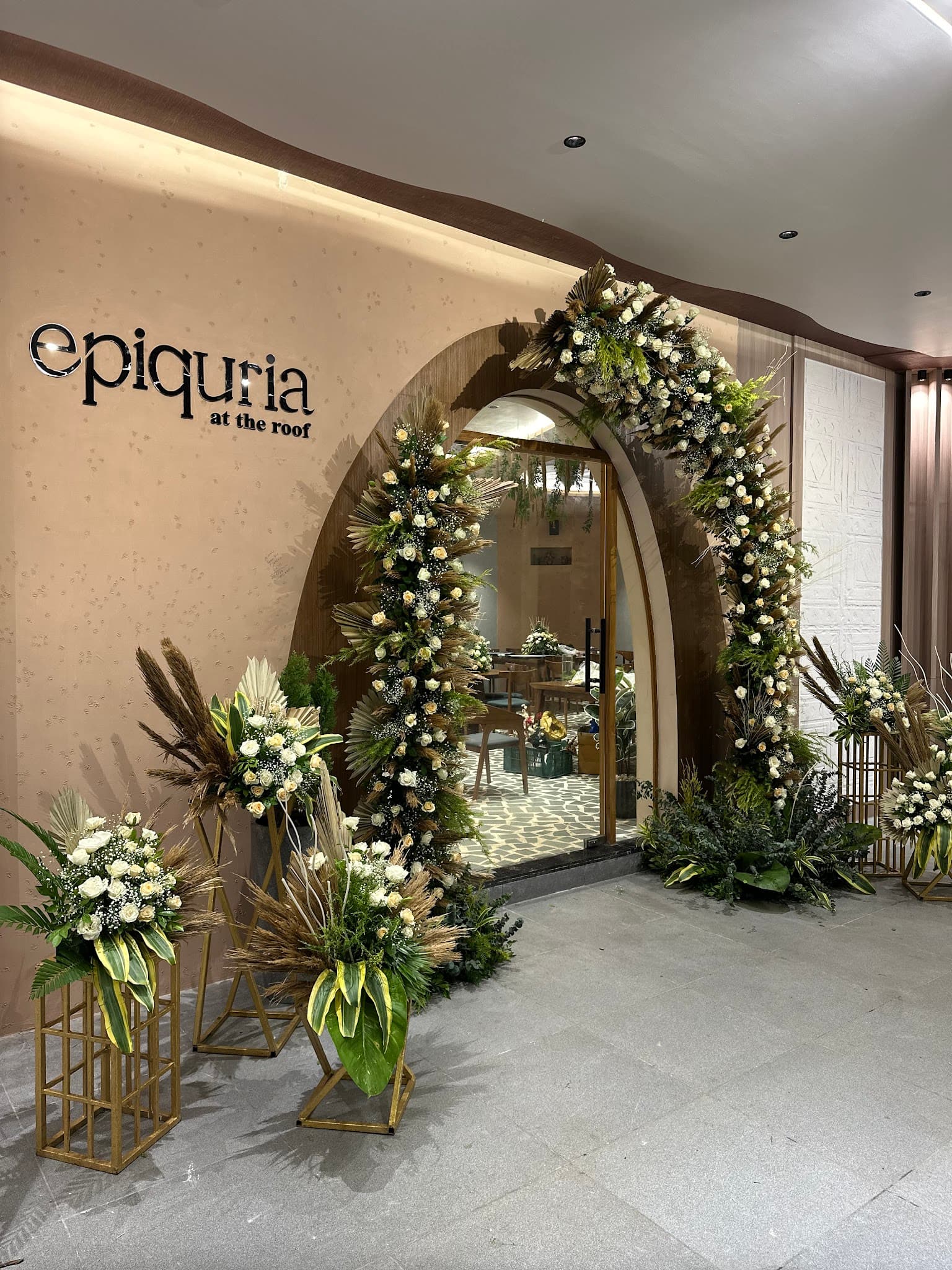 Epiquria - at The Roof