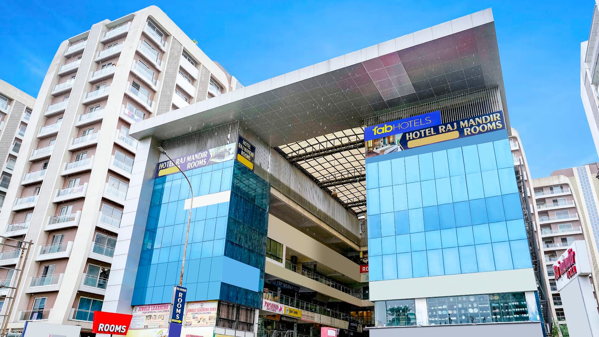 FabHotel Rajmandir - Hotel in Vesu