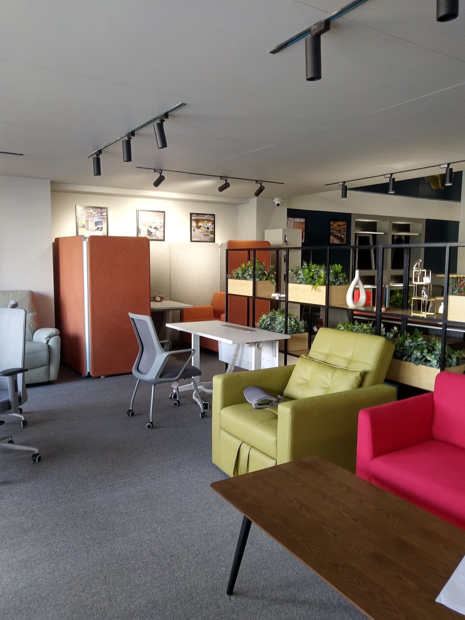Featherlite Office Furniture - Courtyard Ventures Authorized Dealership
