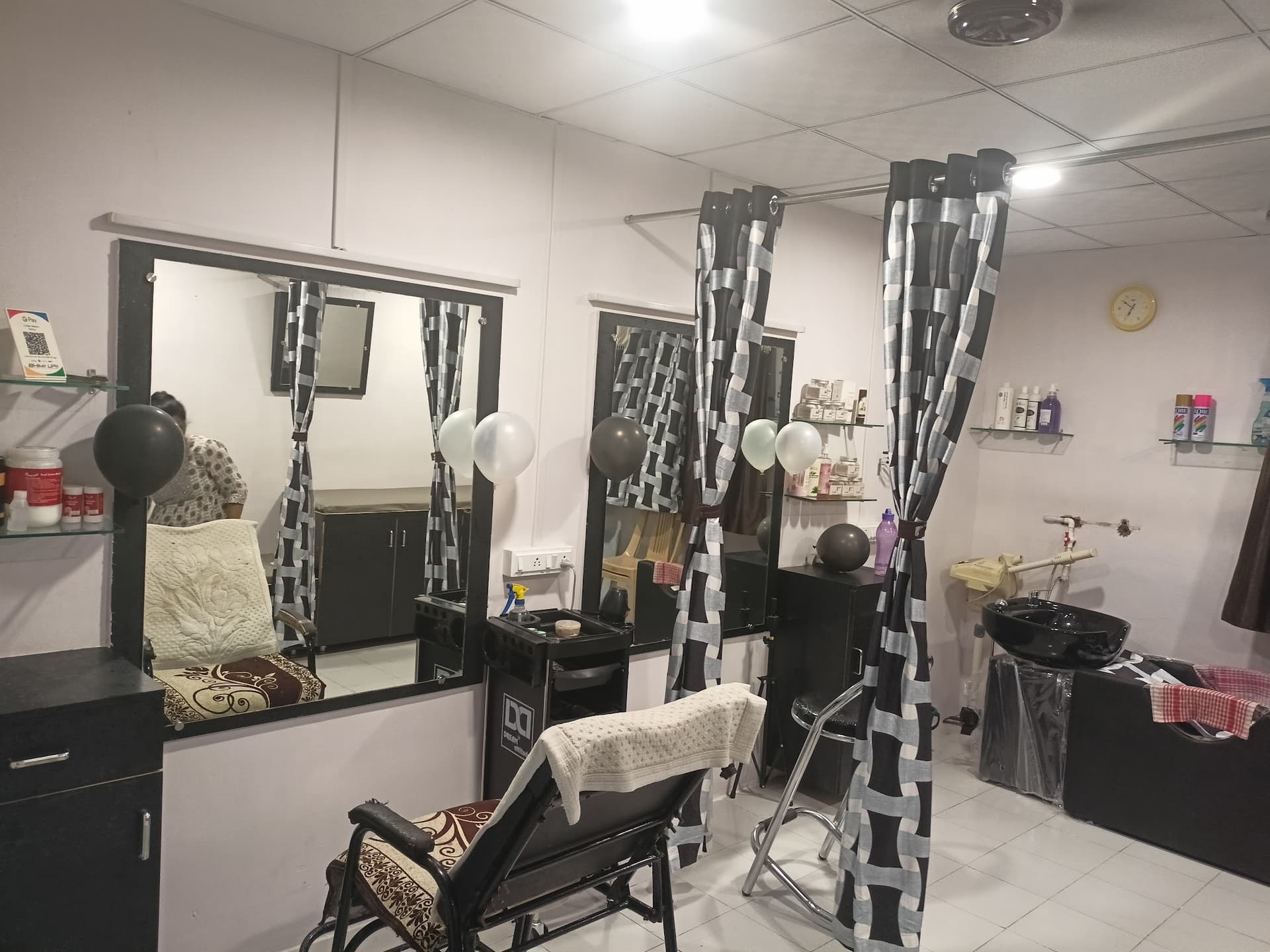 Golden Beauty Parlour & Classes