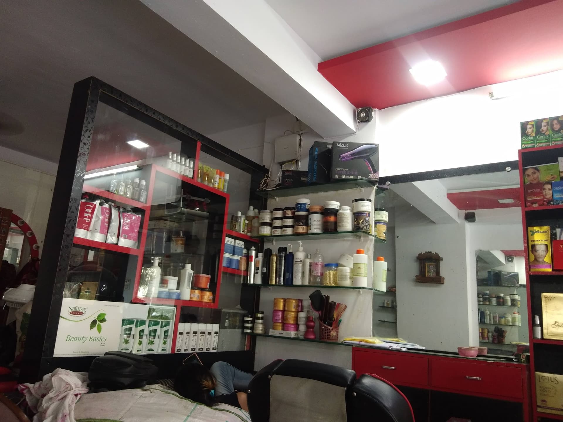 Hansika Beauty Parlour