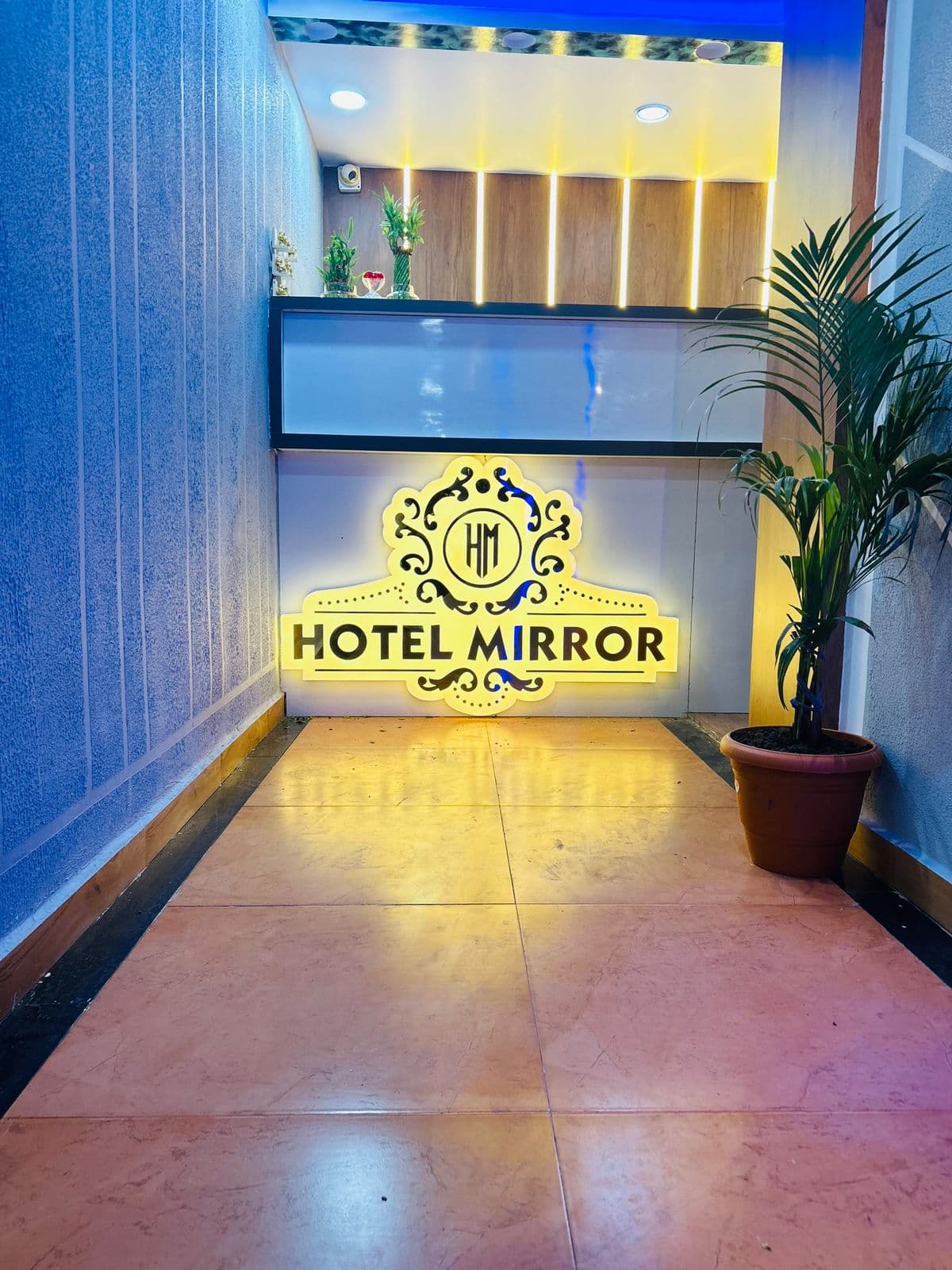 Hotel Mirror