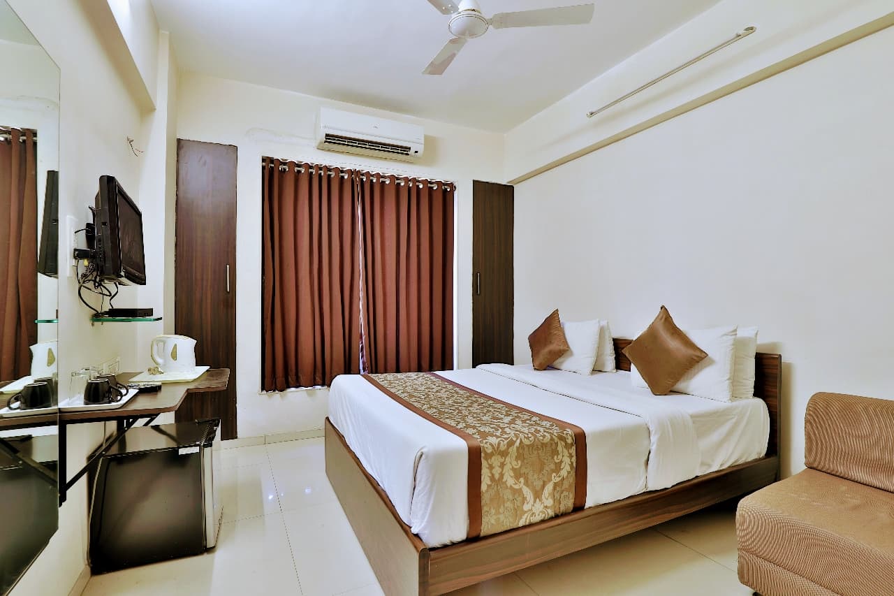 Hotel Nova Vatika ROOM'S AND BANQUETS vesu surat