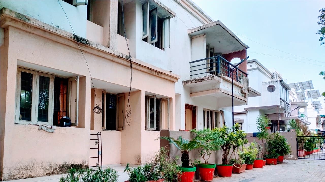 KALGI Paying Guest & Room for Rent - Boys PG with Food and Free Laundry Services in Adajan - Surat