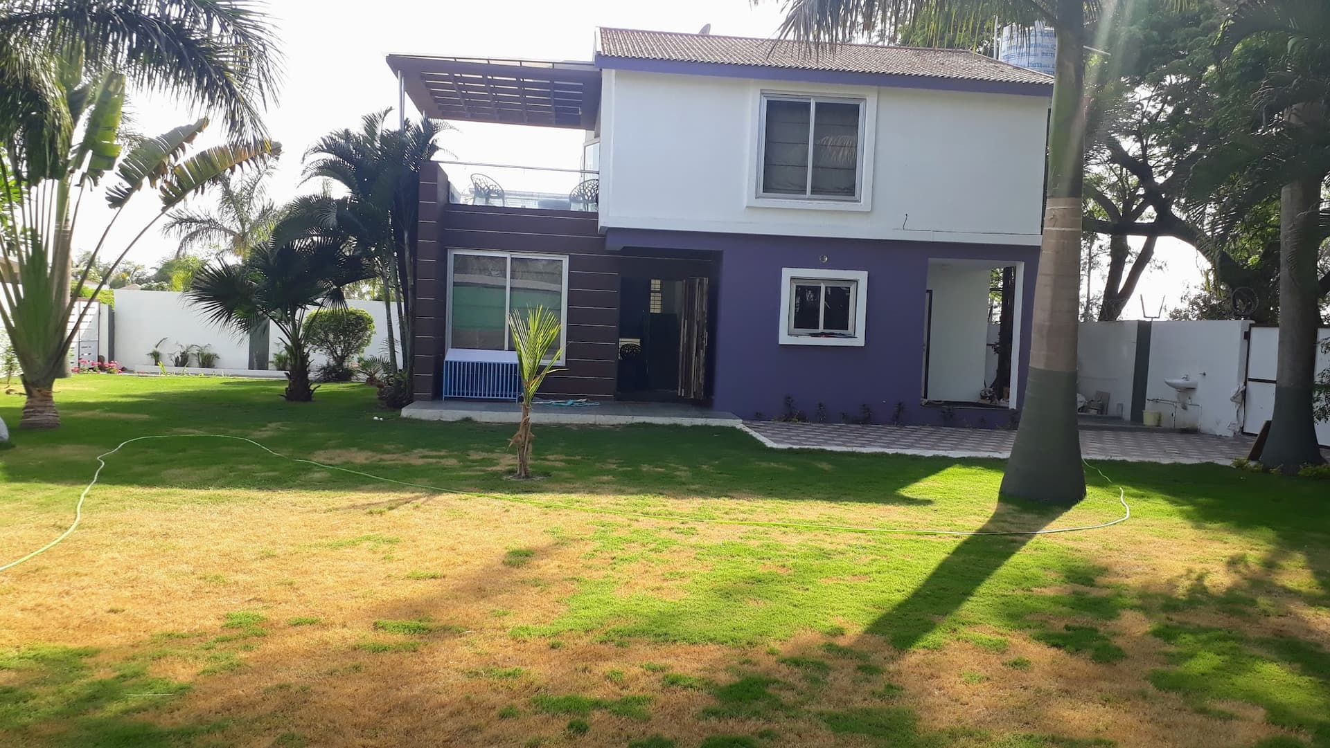 Lucky Life Farm House