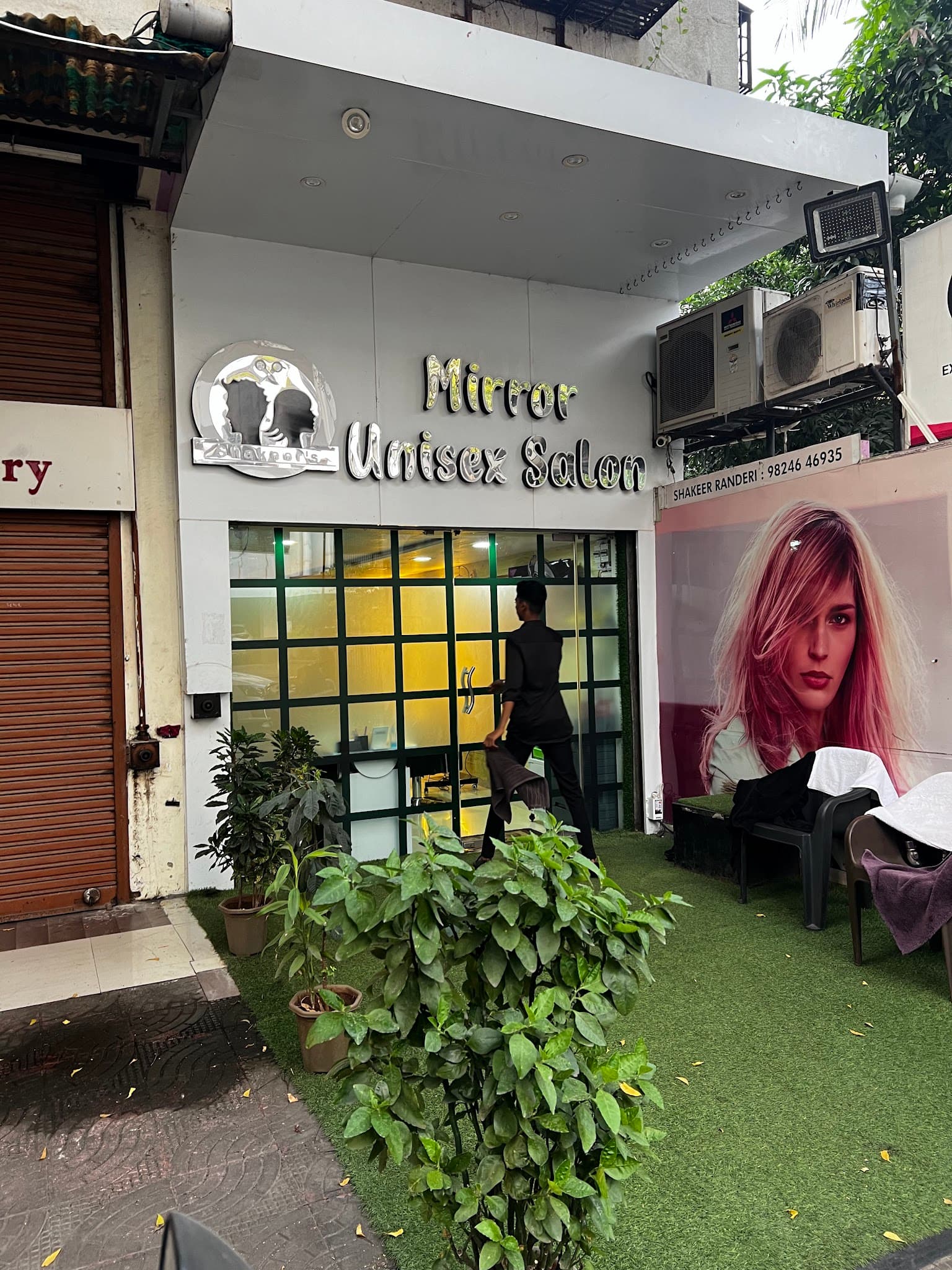 Mirror Unisex Salon