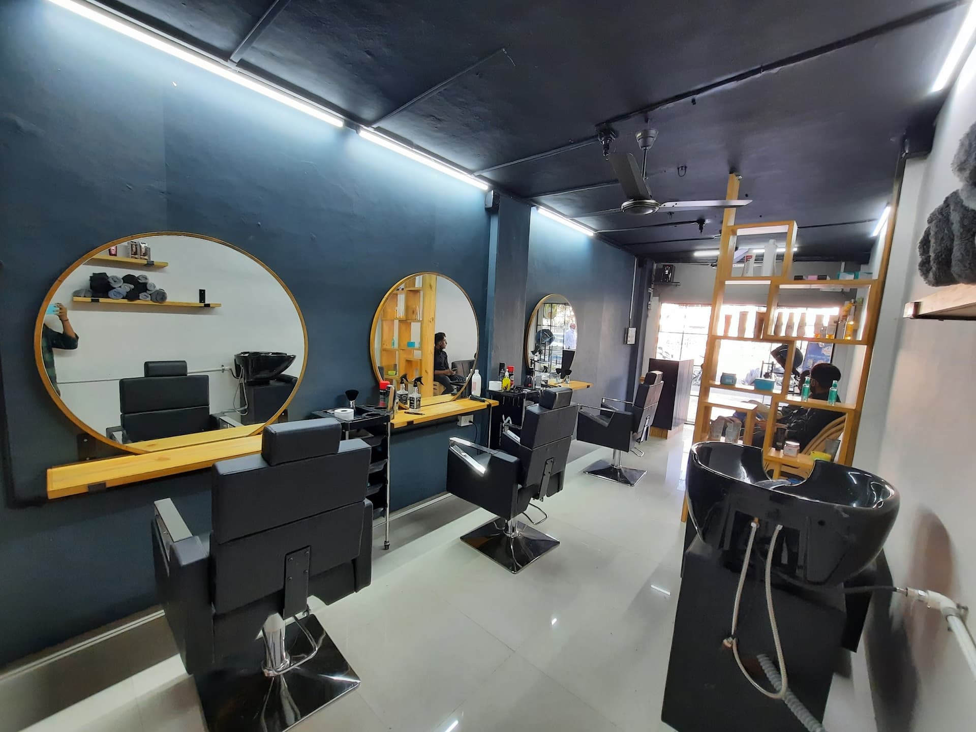Modern Unisex Salon