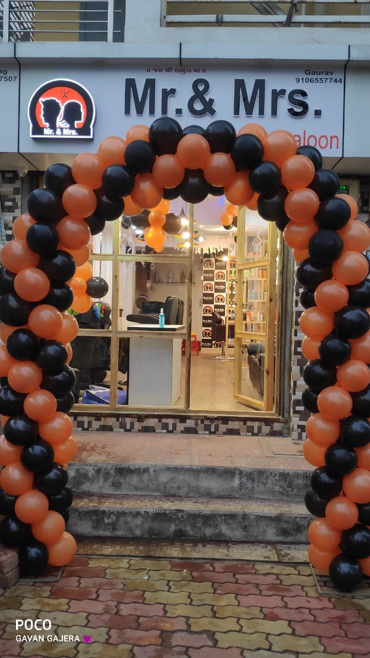 Mr & Mrs Unisex Saloon