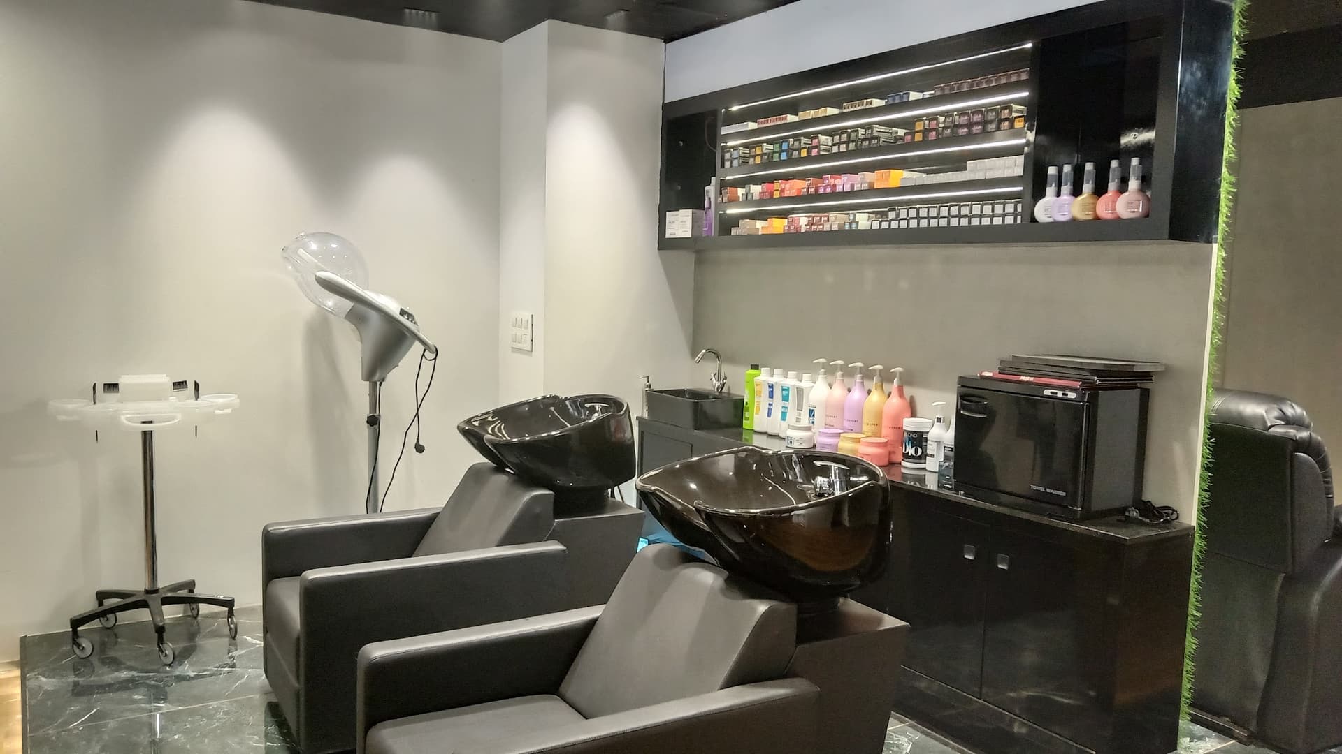 Nirav Hairstorm Unisex Salon