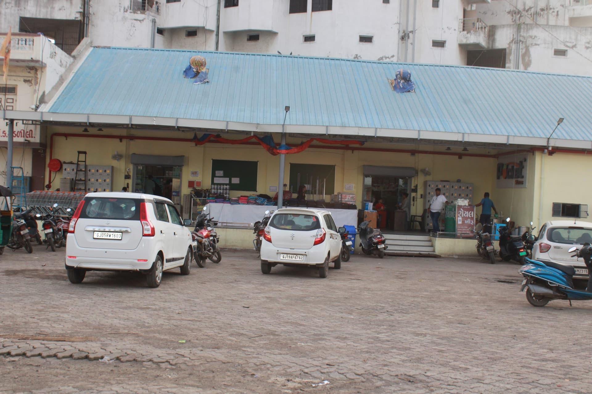 𝗣𝗼𝗰𝗸𝗲𝘁 𝗦𝘁𝗼𝗿𝗲𝘀 || Shopping Malls | Grocery Store | Cosmetics And Beauty | Food And Snacks | Departmental Store In Kim