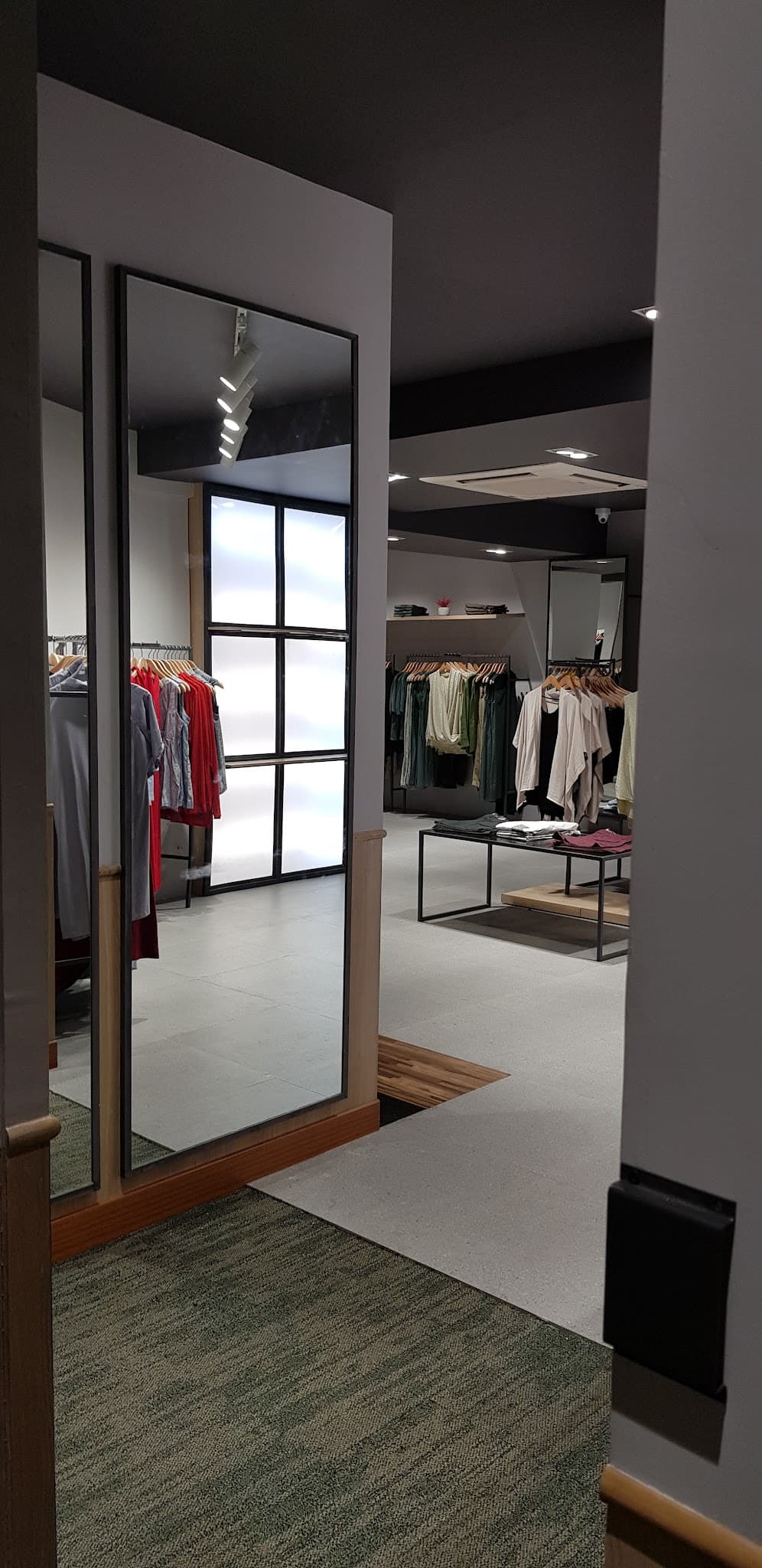 Rare Rabbit / Rareism - Rajhans Surat