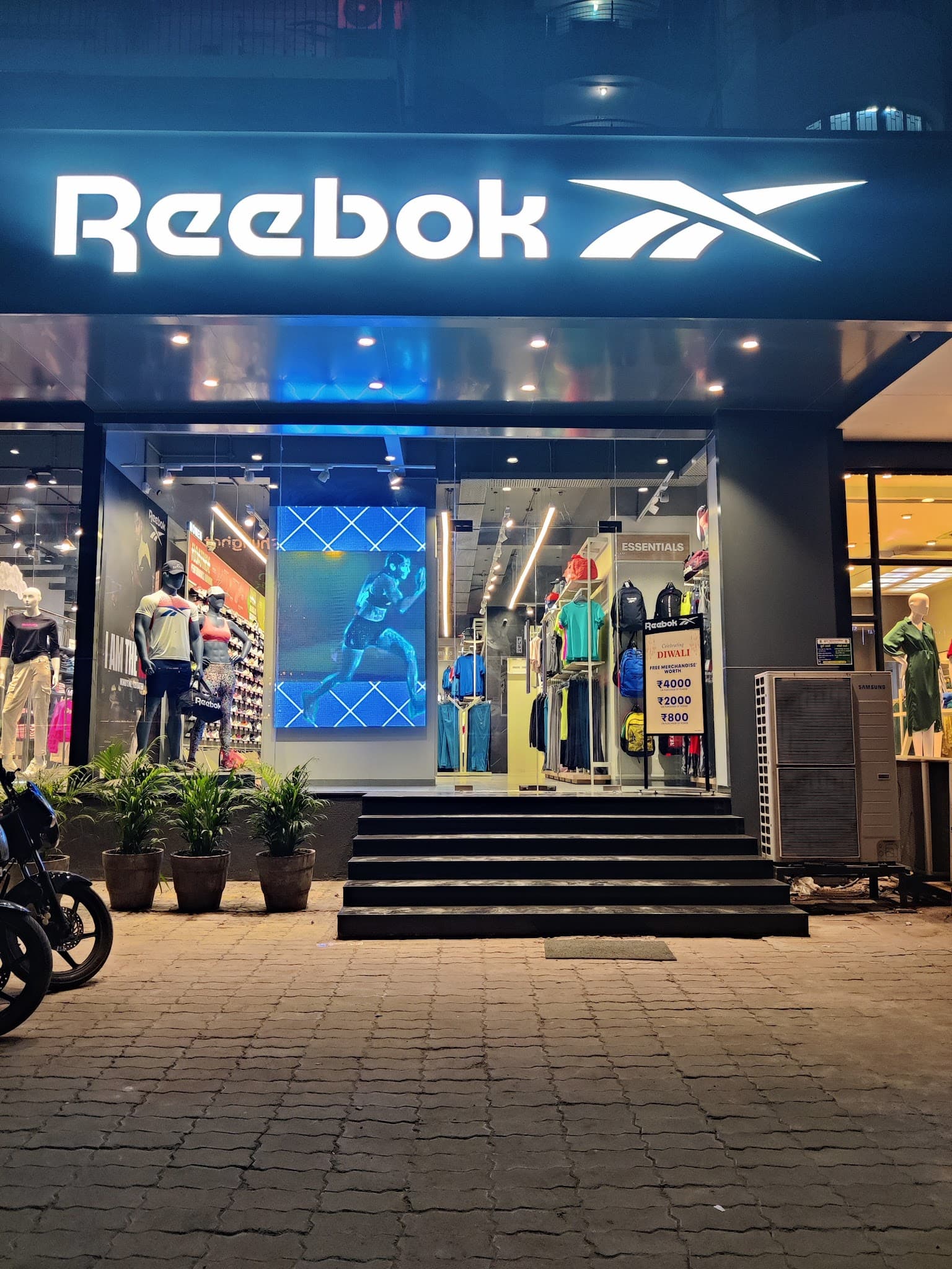 Reebok Surat ghoddod road
