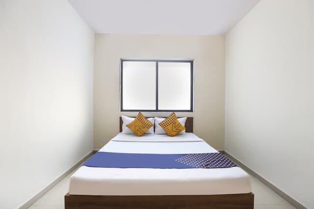 SPOT ON 64910 Varma Imperial Hotel