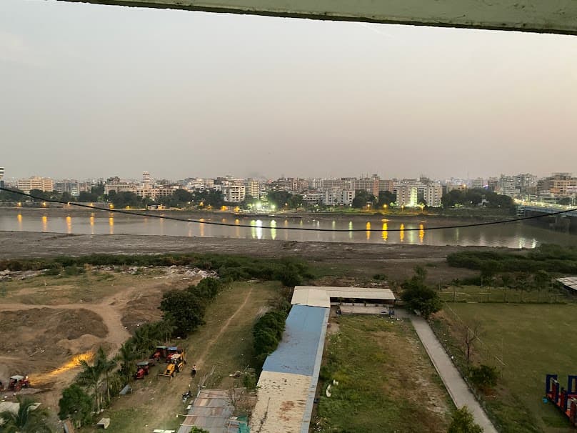 Tapti River Front Girl's PG