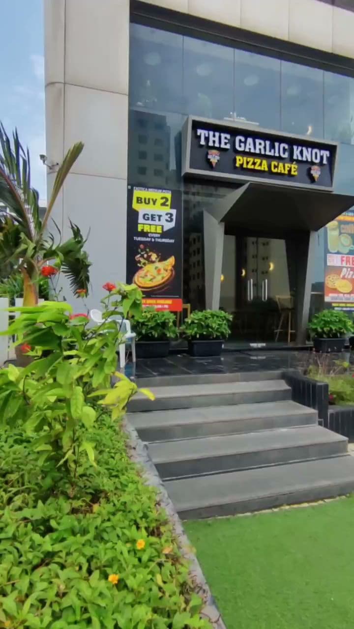 The Garlic Knot (Pizza Cafe)