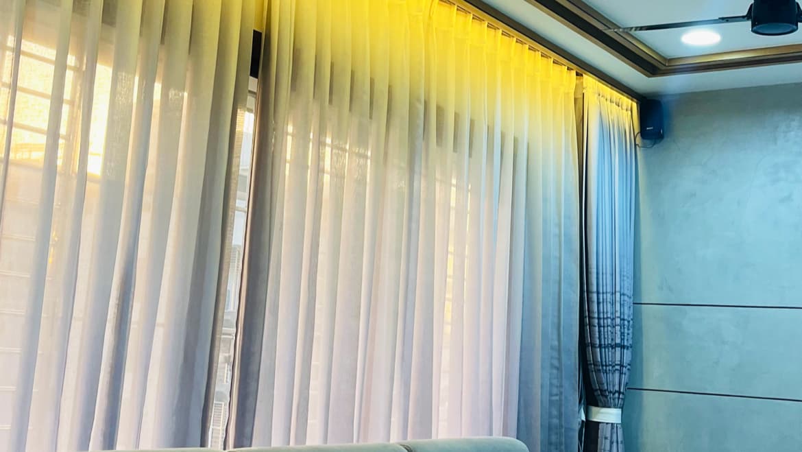 UrbenQueen Home Decor - Stylish sofa chair curtains & blinds wallpaper