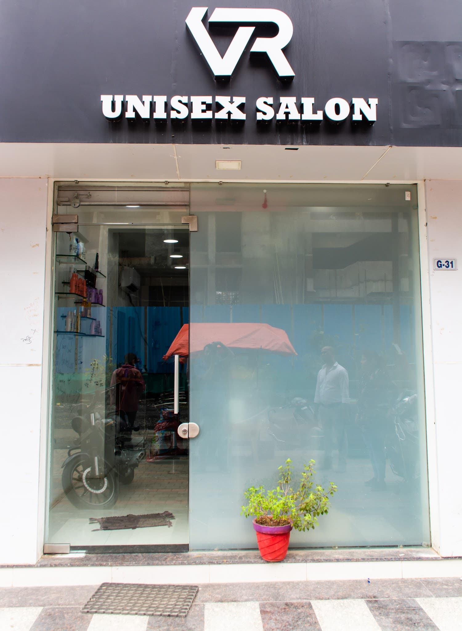 VR Unisex Salon