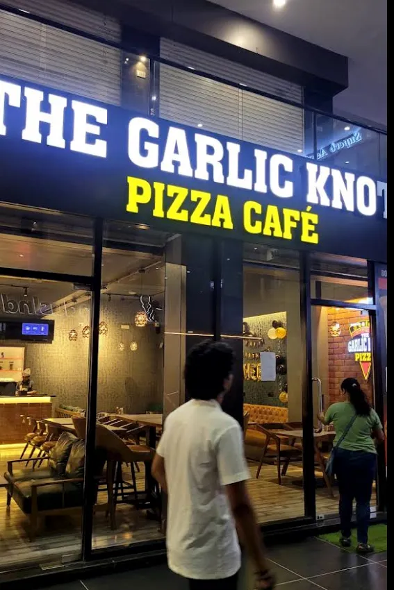 THE GARLIC KNOT PIZZA & CAFE ADAJAN SURAT